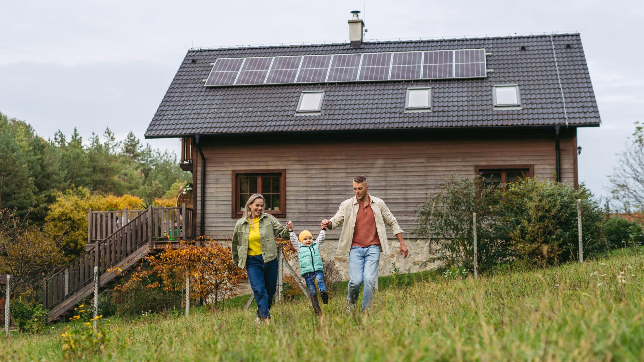 Instalación de placas solares en un hogar